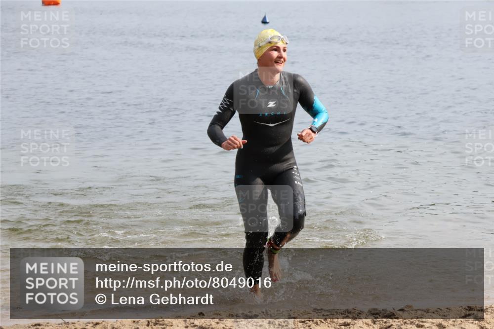 15.06.2025 - 27. Vierlanden-Triathlon Lena Gebhardt http://msf.ph/oto/8049016 15.06.2025 09:12:00 Schwimmen 201, 215, 229, 245 meine-sportfotos.de