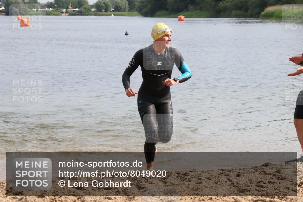 15.06.2025 - 27. Vierlanden-Triathlon Lena Gebhardt http://msf.ph/oto/8049020 15.06.2025 09:12:01 Schwimmen 201, 215, 229, 245 meine-sportfotos.de