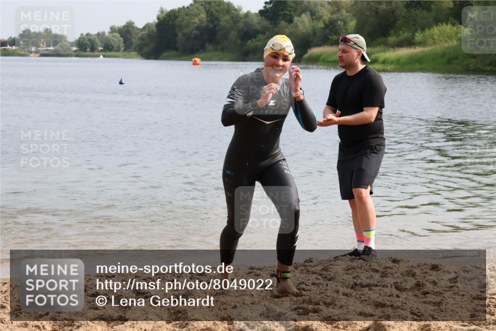 15.06.2025 - 27. Vierlanden-Triathlon Lena Gebhardt http://msf.ph/oto/8049022 15.06.2025 09:12:02 Schwimmen 201, 215, 229, 245 meine-sportfotos.de