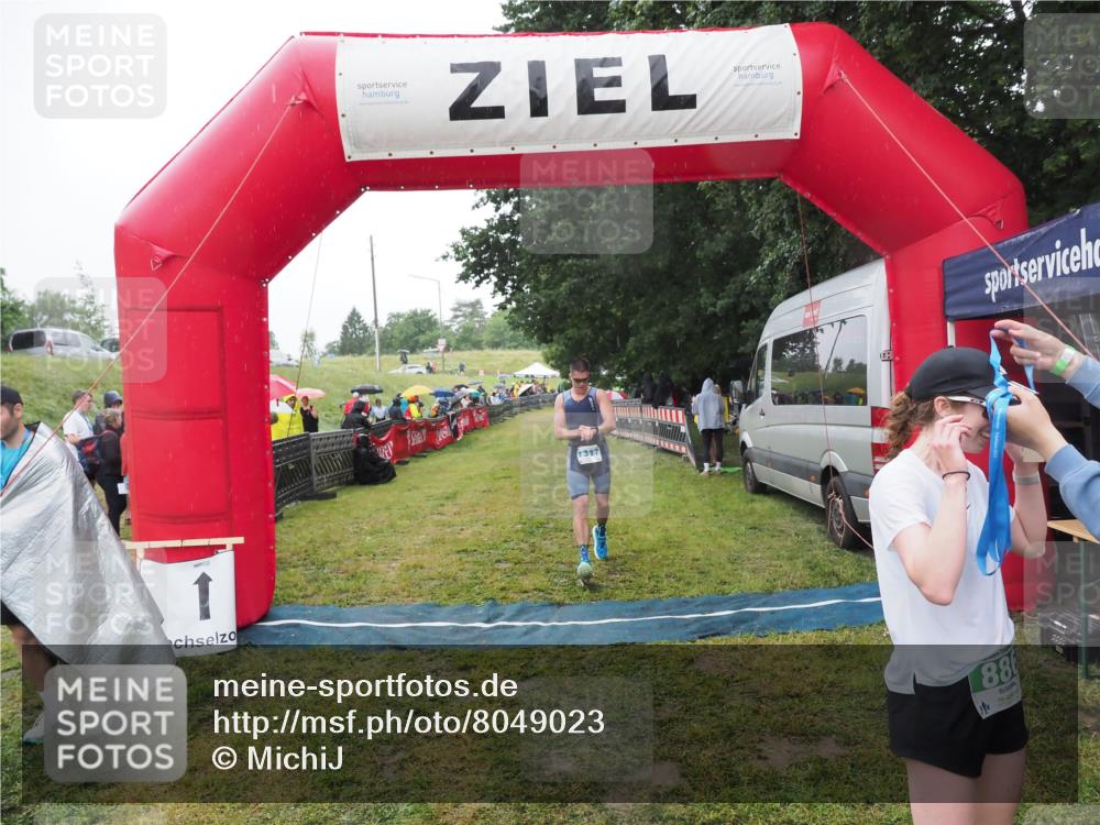 21.06.2025 - 27. Vierlanden-Triathlon MichiJ http://msf.ph/oto/8049023 15.06.2026 14:22:53 Ziel 886, 1317 meine-sportfotos.de