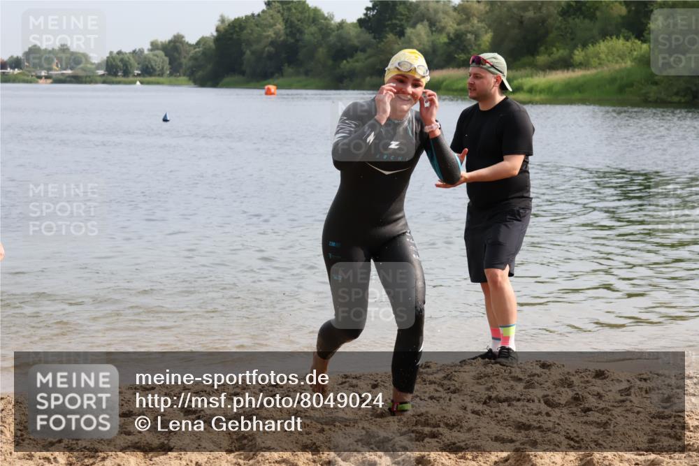 15.06.2025 - 27. Vierlanden-Triathlon Lena Gebhardt http://msf.ph/oto/8049024 15.06.2025 09:12:02 Schwimmen 201, 215, 229, 245 meine-sportfotos.de