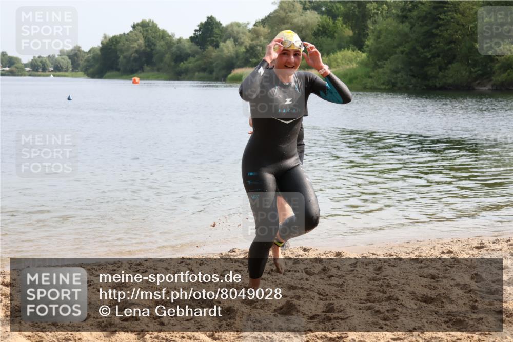 15.06.2025 - 27. Vierlanden-Triathlon Lena Gebhardt http://msf.ph/oto/8049028 15.06.2025 09:12:02 Schwimmen 201, 215, 229, 245 meine-sportfotos.de