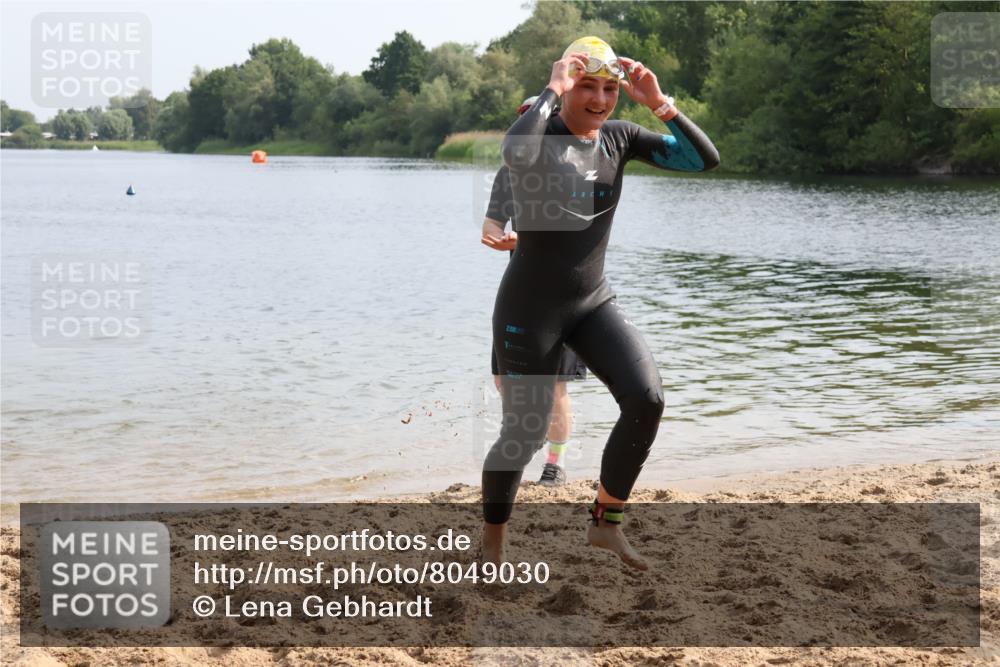 15.06.2025 - 27. Vierlanden-Triathlon Lena Gebhardt http://msf.ph/oto/8049030 15.06.2025 09:12:02 Schwimmen 201, 215, 229, 245 meine-sportfotos.de