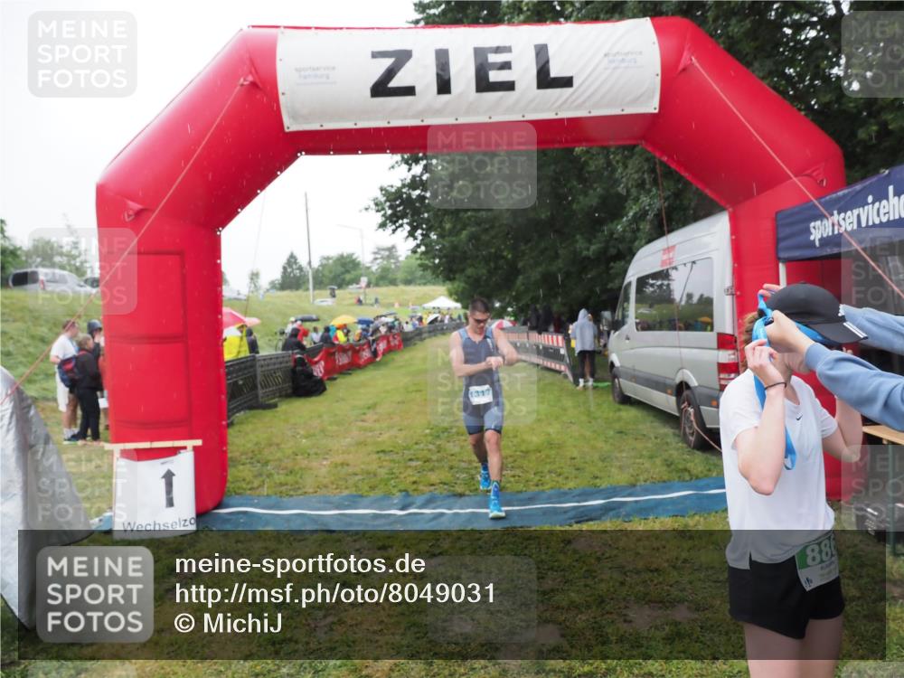21.06.2025 - 27. Vierlanden-Triathlon MichiJ http://msf.ph/oto/8049031 15.06.2026 14:22:53 Ziel 886, 1317 meine-sportfotos.de