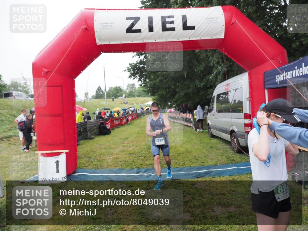 21.06.2025 - 27. Vierlanden-Triathlon MichiJ http://msf.ph/oto/8049039 15.06.2026 14:22:54 Ziel 886, 1317 meine-sportfotos.de