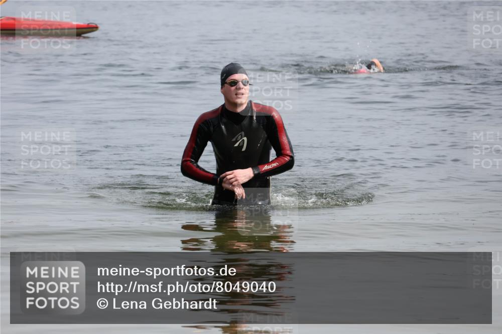 15.06.2025 - 27. Vierlanden-Triathlon Lena Gebhardt http://msf.ph/oto/8049040 15.06.2025 09:13:22 Schwimmen  meine-sportfotos.de