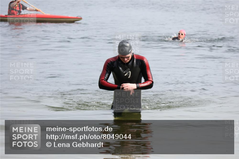 15.06.2025 - 27. Vierlanden-Triathlon Lena Gebhardt http://msf.ph/oto/8049044 15.06.2025 09:13:23 Schwimmen 237 meine-sportfotos.de