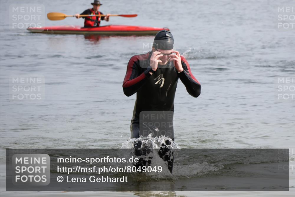 15.06.2025 - 27. Vierlanden-Triathlon Lena Gebhardt http://msf.ph/oto/8049049 15.06.2025 09:13:26 Schwimmen 237 meine-sportfotos.de