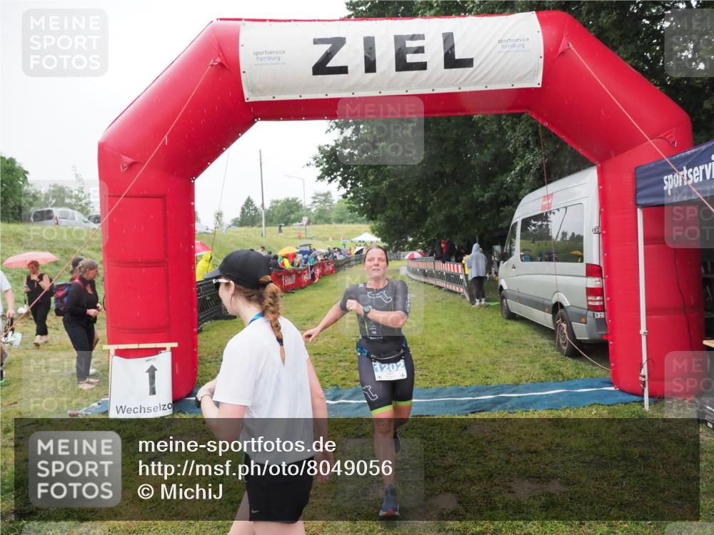 21.06.2025 - 27. Vierlanden-Triathlon MichiJ http://msf.ph/oto/8049056 15.06.2026 14:23:02 Ziel 1202 meine-sportfotos.de