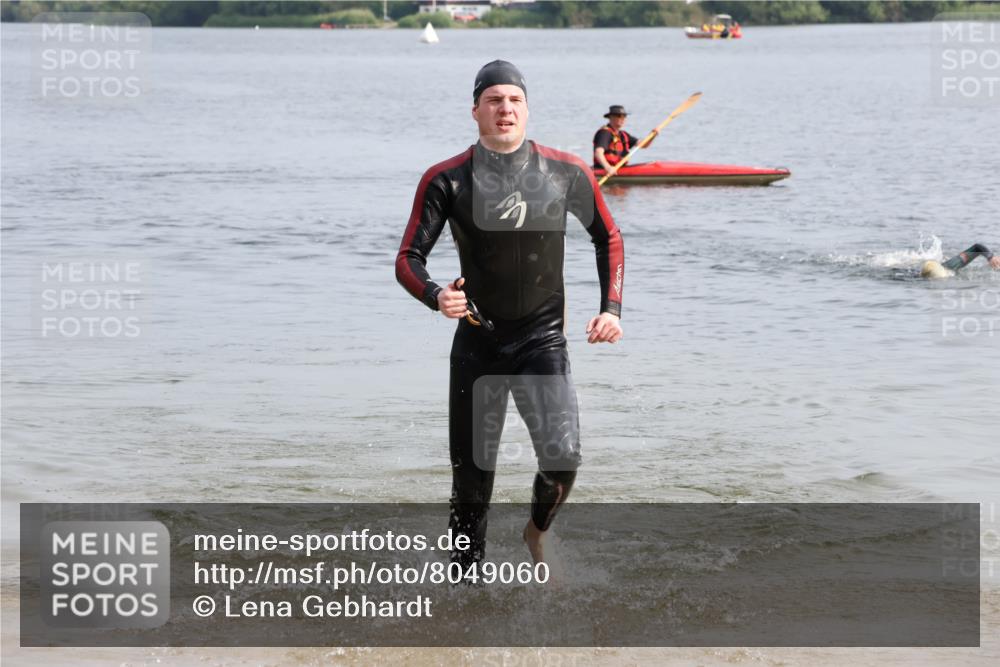 15.06.2025 - 27. Vierlanden-Triathlon Lena Gebhardt http://msf.ph/oto/8049060 15.06.2025 09:13:29 Schwimmen 237 meine-sportfotos.de