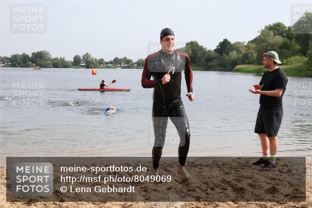 15.06.2025 - 27. Vierlanden-Triathlon Lena Gebhardt http://msf.ph/oto/8049069 15.06.2025 09:13:32 Schwimmen 237 meine-sportfotos.de