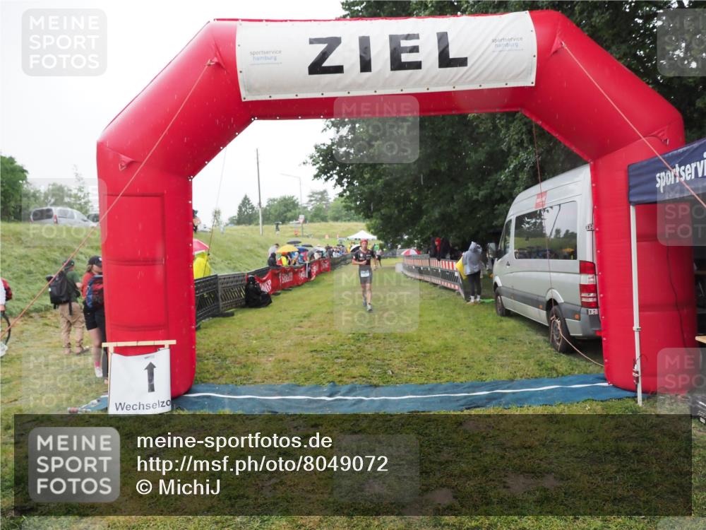 21.06.2025 - 27. Vierlanden-Triathlon MichiJ http://msf.ph/oto/8049072 15.06.2026 14:23:07 Ziel 1202, 1270 meine-sportfotos.de