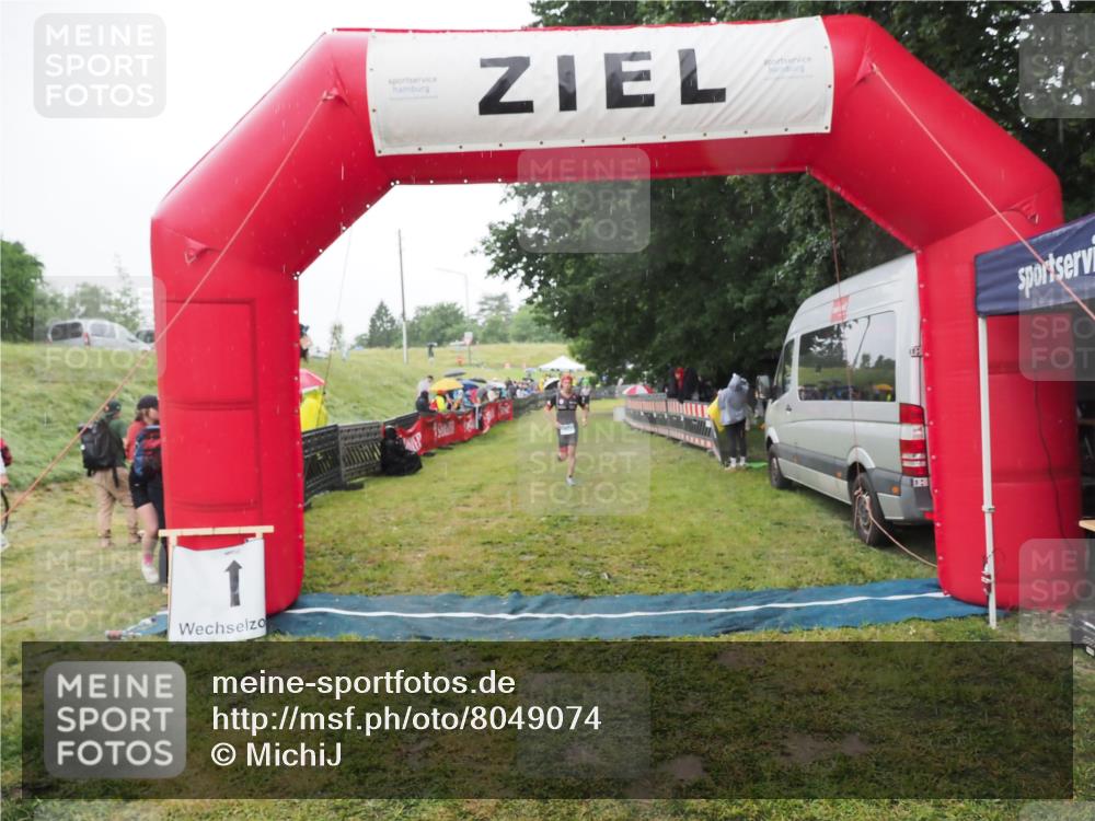 21.06.2025 - 27. Vierlanden-Triathlon MichiJ http://msf.ph/oto/8049074 15.06.2026 14:23:07 Ziel 1202, 1270 meine-sportfotos.de