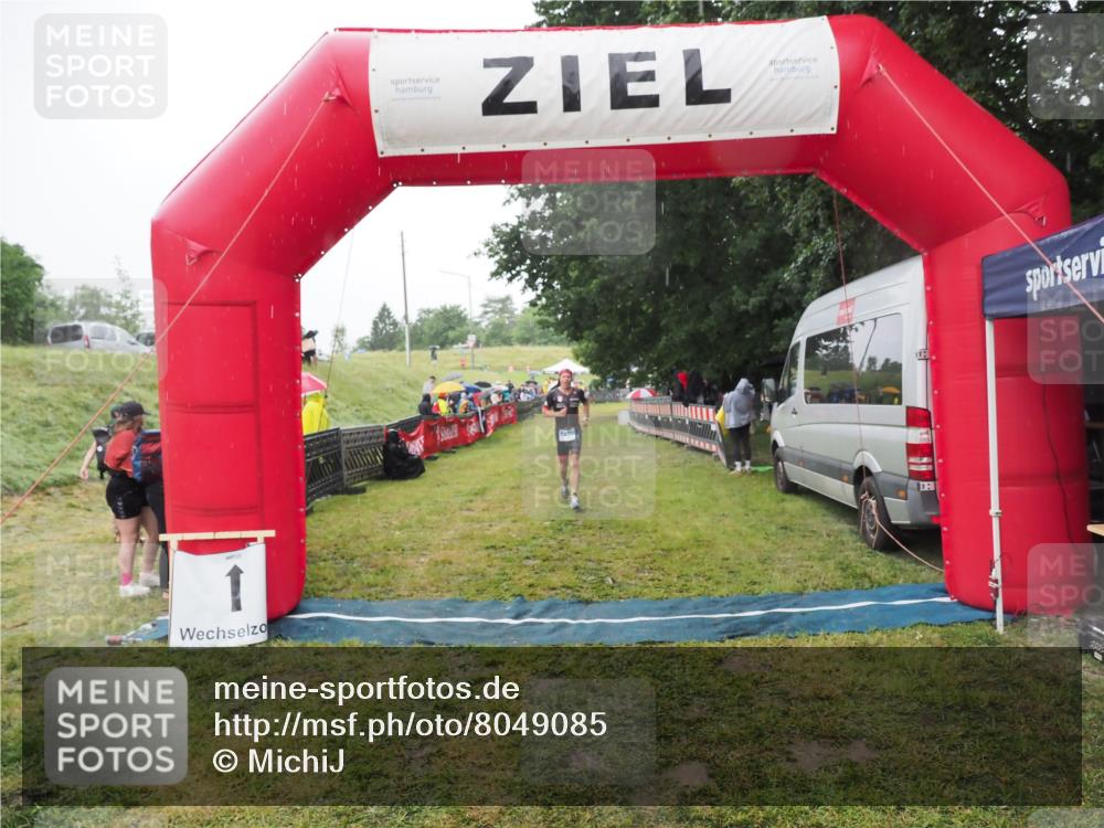21.06.2025 - 27. Vierlanden-Triathlon MichiJ http://msf.ph/oto/8049085 15.06.2026 14:23:07 Ziel 1202, 1270 meine-sportfotos.de
