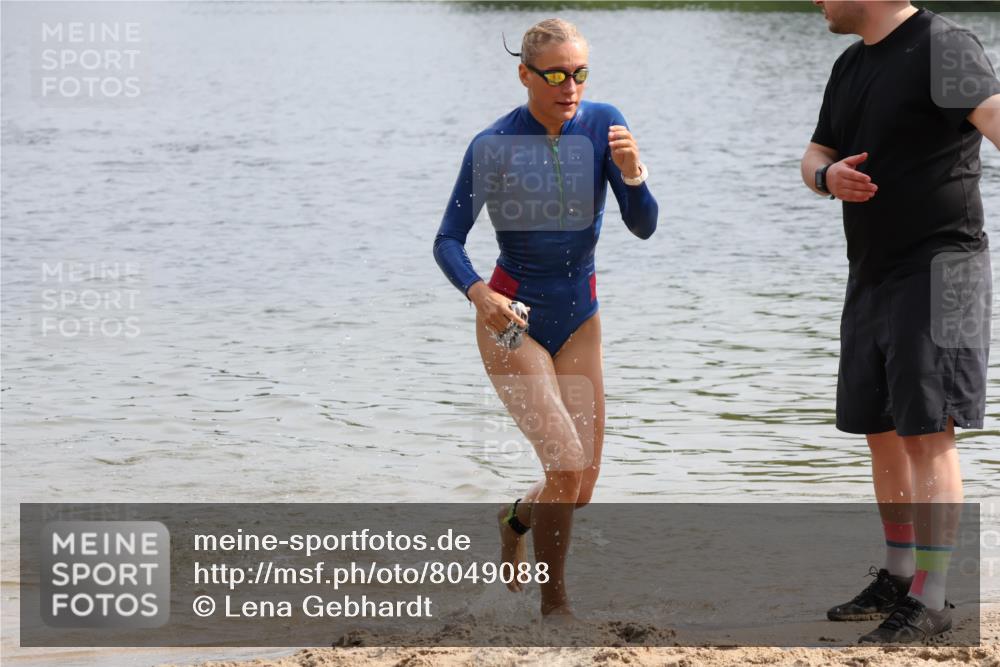 15.06.2025 - 27. Vierlanden-Triathlon Lena Gebhardt http://msf.ph/oto/8049088 15.06.2025 09:13:44 Schwimmen 203, 228 meine-sportfotos.de