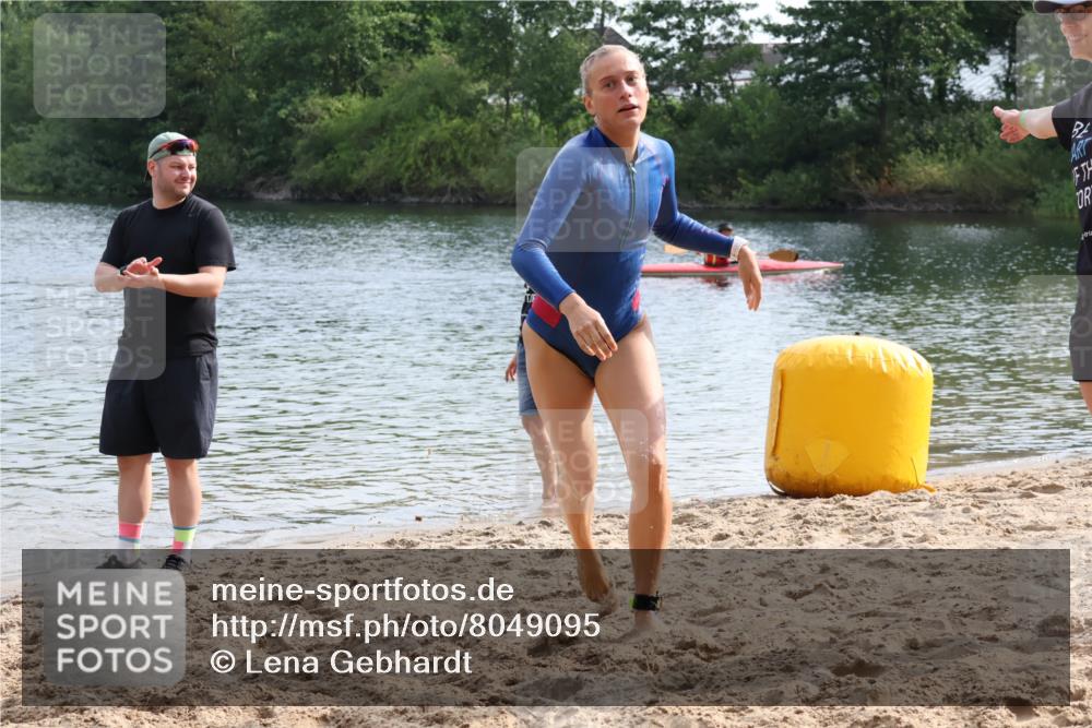 15.06.2025 - 27. Vierlanden-Triathlon Lena Gebhardt http://msf.ph/oto/8049095 15.06.2025 09:13:47 Schwimmen 203, 228 meine-sportfotos.de