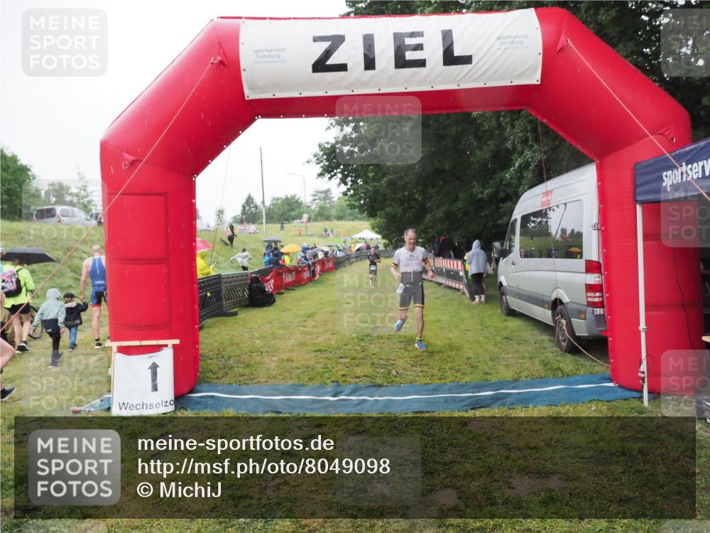 21.06.2025 - 27. Vierlanden-Triathlon MichiJ http://msf.ph/oto/8049098 15.06.2026 14:23:15 Ziel 1270, 1275 meine-sportfotos.de