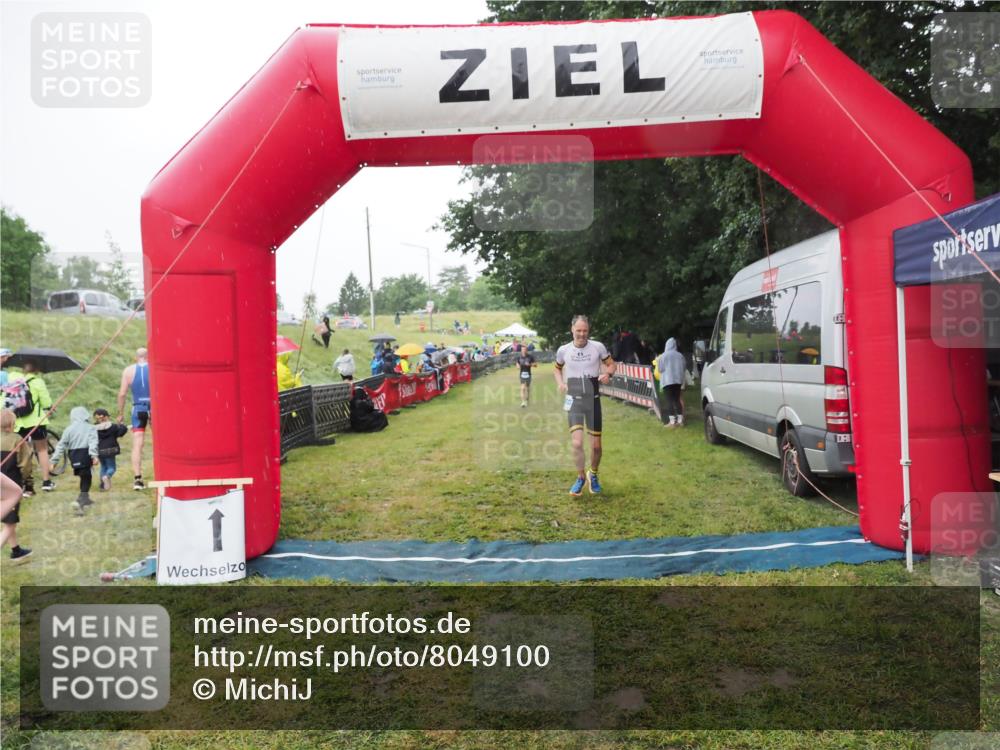 21.06.2025 - 27. Vierlanden-Triathlon MichiJ http://msf.ph/oto/8049100 15.06.2026 14:23:15 Ziel 1270, 1275 meine-sportfotos.de