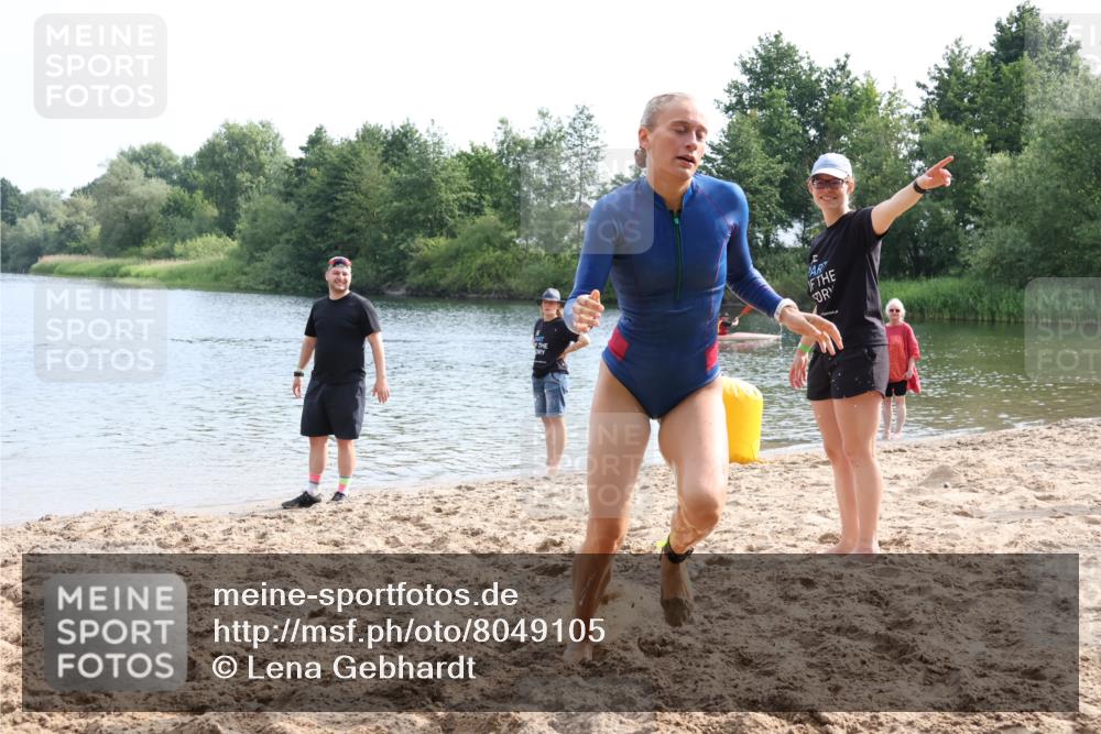15.06.2025 - 27. Vierlanden-Triathlon Lena Gebhardt http://msf.ph/oto/8049105 15.06.2025 09:13:48 Schwimmen 203, 228 meine-sportfotos.de