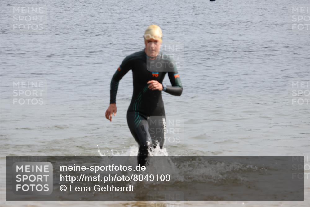 15.06.2025 - 27. Vierlanden-Triathlon Lena Gebhardt http://msf.ph/oto/8049109 15.06.2025 09:13:50 Schwimmen 203, 228 meine-sportfotos.de