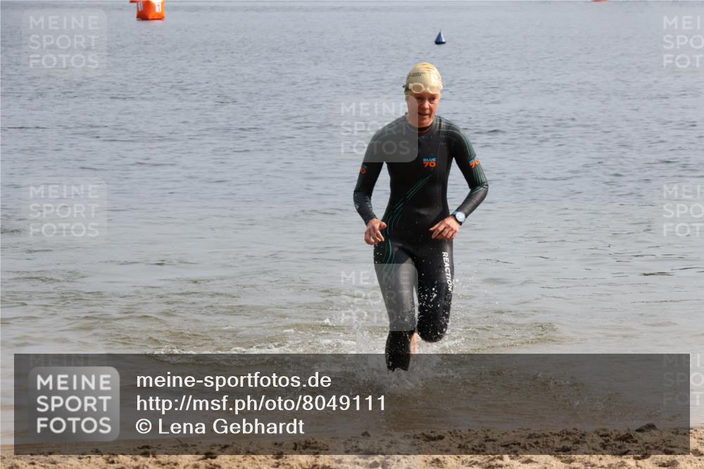 15.06.2025 - 27. Vierlanden-Triathlon Lena Gebhardt http://msf.ph/oto/8049111 15.06.2025 09:13:51 Schwimmen 198, 203, 228 meine-sportfotos.de