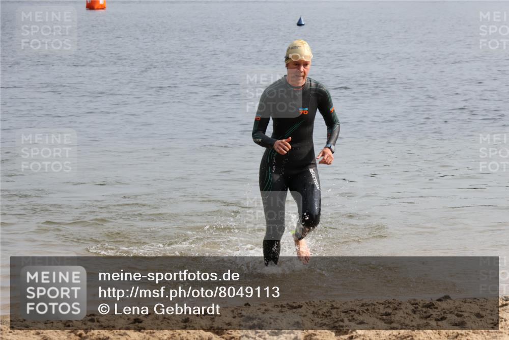 15.06.2025 - 27. Vierlanden-Triathlon Lena Gebhardt http://msf.ph/oto/8049113 15.06.2025 09:13:51 Schwimmen 198, 203, 228 meine-sportfotos.de