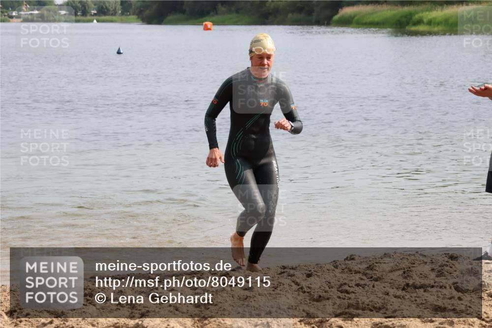 15.06.2025 - 27. Vierlanden-Triathlon Lena Gebhardt http://msf.ph/oto/8049115 15.06.2025 09:13:52 Schwimmen 198, 203, 228 meine-sportfotos.de