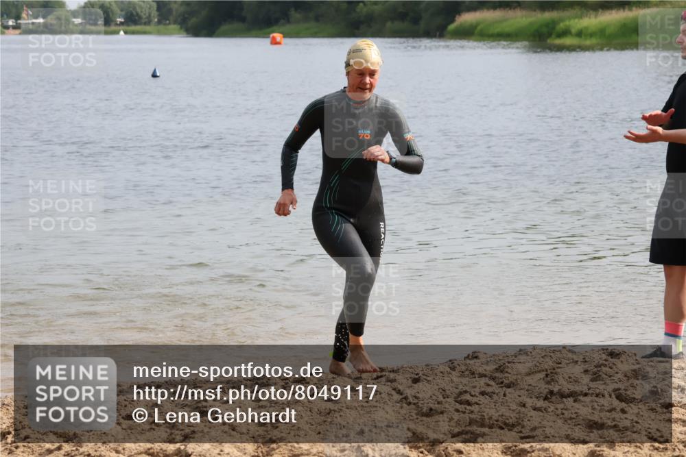 15.06.2025 - 27. Vierlanden-Triathlon Lena Gebhardt http://msf.ph/oto/8049117 15.06.2025 09:13:52 Schwimmen 198, 203, 228 meine-sportfotos.de
