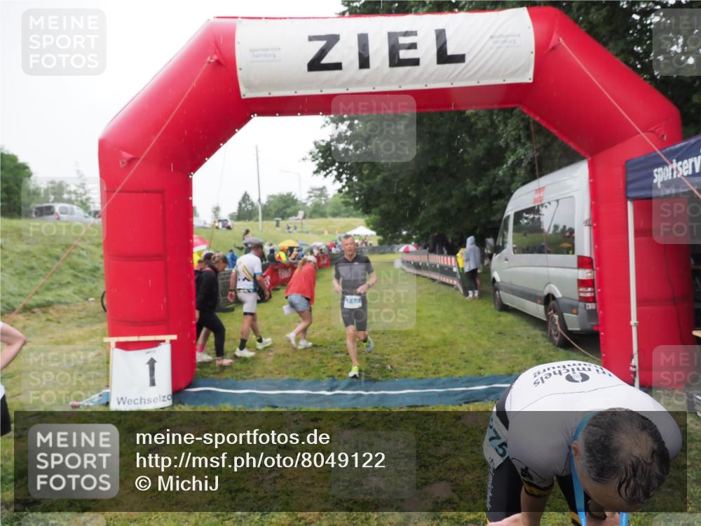 21.06.2025 - 27. Vierlanden-Triathlon MichiJ http://msf.ph/oto/8049122 15.06.2026 14:23:20 Ziel 1273, 1275 meine-sportfotos.de