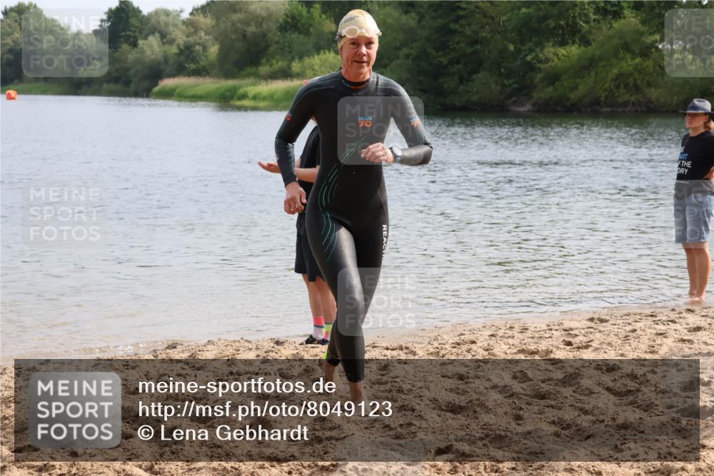 15.06.2025 - 27. Vierlanden-Triathlon Lena Gebhardt http://msf.ph/oto/8049123 15.06.2025 09:13:53 Schwimmen 198, 203, 228 meine-sportfotos.de