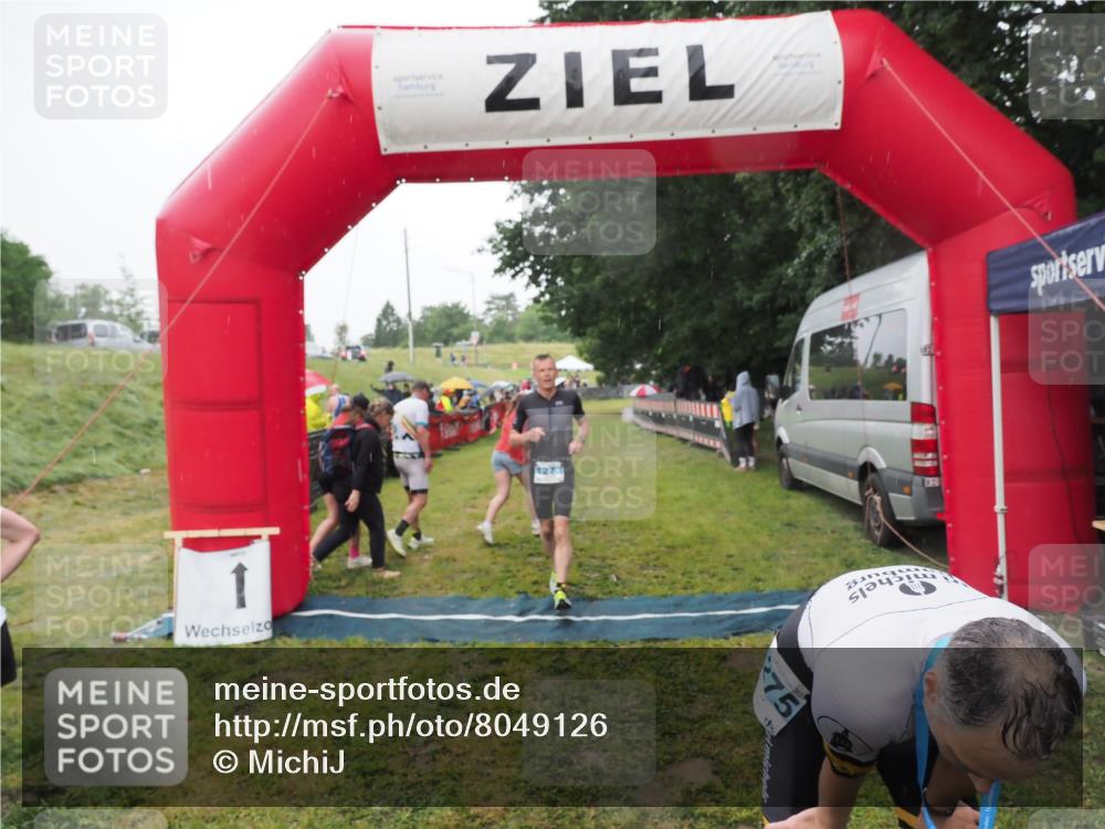21.06.2025 - 27. Vierlanden-Triathlon MichiJ http://msf.ph/oto/8049126 15.06.2026 14:23:20 Ziel 1273, 1275 meine-sportfotos.de