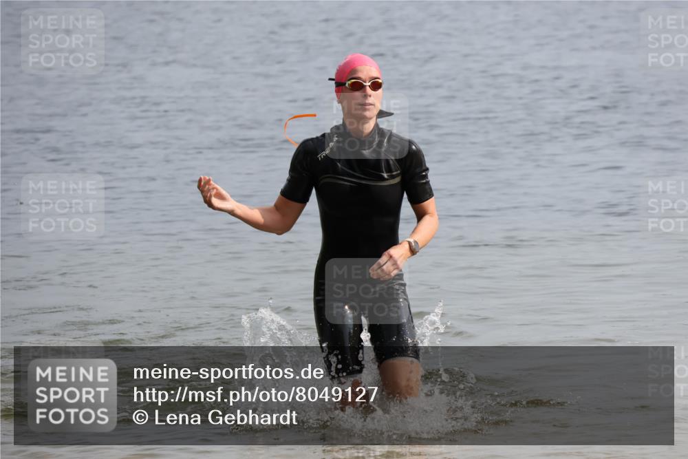 15.06.2025 - 27. Vierlanden-Triathlon Lena Gebhardt http://msf.ph/oto/8049127 15.06.2025 09:13:56 Schwimmen 198, 203, 228 meine-sportfotos.de