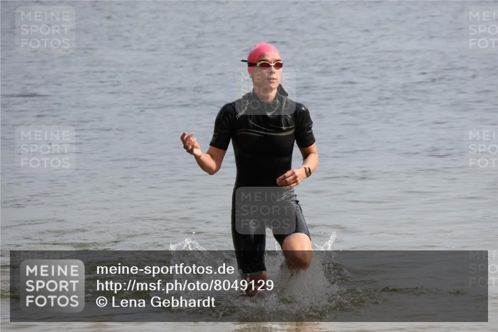 15.06.2025 - 27. Vierlanden-Triathlon Lena Gebhardt http://msf.ph/oto/8049129 15.06.2025 09:13:56 Schwimmen 198, 203, 228 meine-sportfotos.de