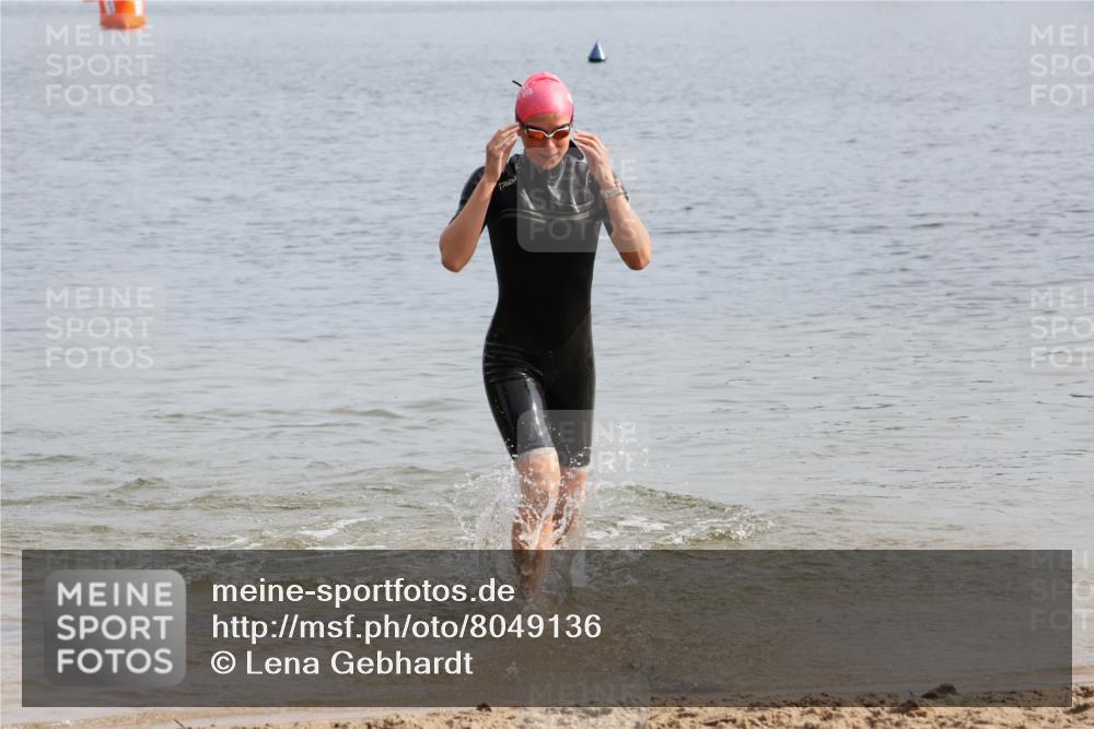 15.06.2025 - 27. Vierlanden-Triathlon Lena Gebhardt http://msf.ph/oto/8049136 15.06.2025 09:13:58 Schwimmen 198, 228 meine-sportfotos.de