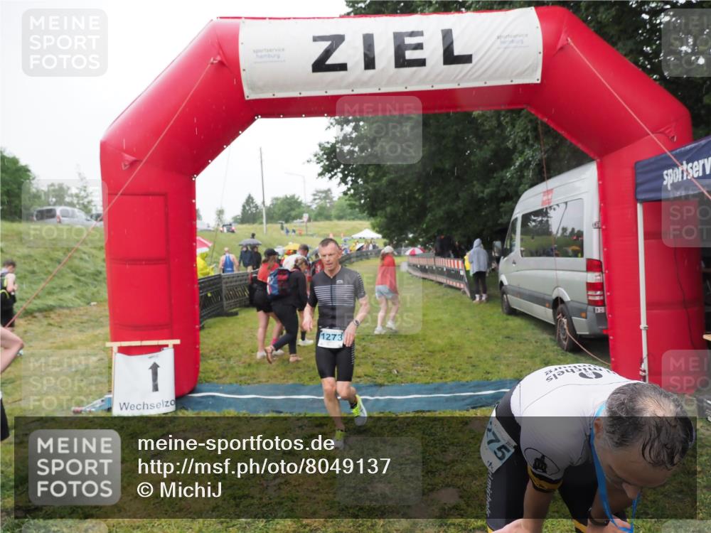 21.06.2025 - 27. Vierlanden-Triathlon MichiJ http://msf.ph/oto/8049137 15.06.2026 14:23:21 Ziel 1273, 1275 meine-sportfotos.de