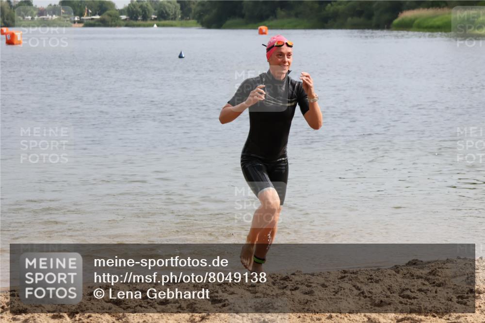 15.06.2025 - 27. Vierlanden-Triathlon Lena Gebhardt http://msf.ph/oto/8049138 15.06.2025 09:13:59 Schwimmen 198, 228 meine-sportfotos.de