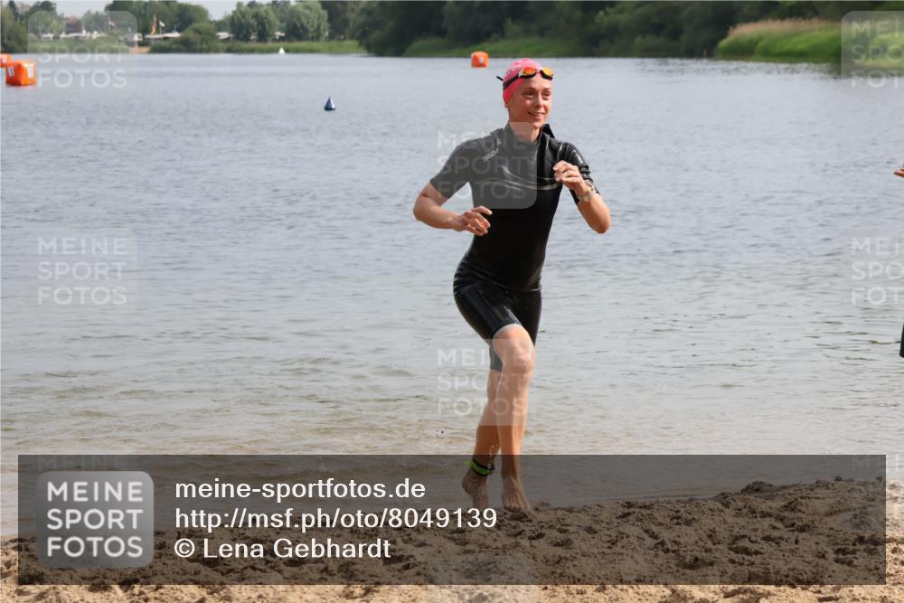 15.06.2025 - 27. Vierlanden-Triathlon Lena Gebhardt http://msf.ph/oto/8049139 15.06.2025 09:13:59 Schwimmen 198, 228 meine-sportfotos.de