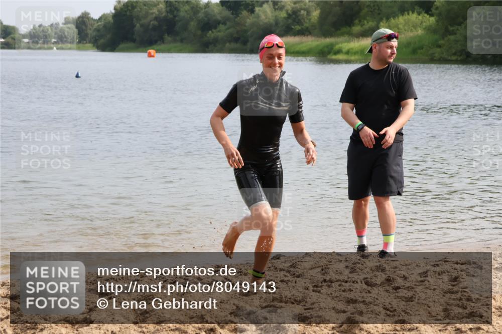 15.06.2025 - 27. Vierlanden-Triathlon Lena Gebhardt http://msf.ph/oto/8049143 15.06.2025 09:14:00 Schwimmen 198, 228 meine-sportfotos.de