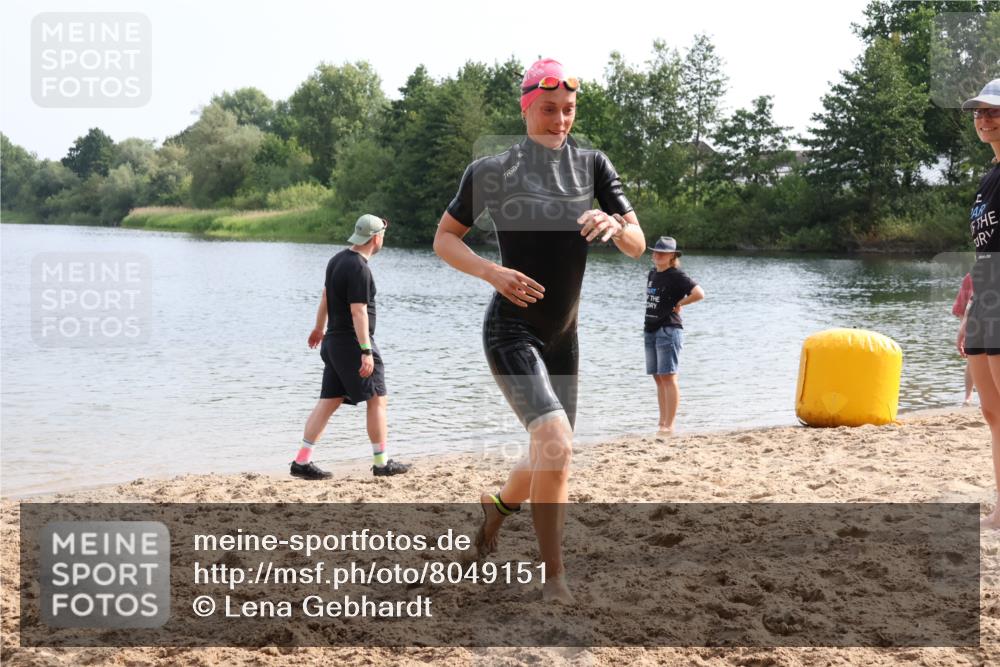 15.06.2025 - 27. Vierlanden-Triathlon Lena Gebhardt http://msf.ph/oto/8049151 15.06.2025 09:14:01 Schwimmen 198, 228 meine-sportfotos.de