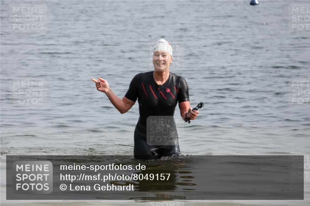 15.06.2025 - 27. Vierlanden-Triathlon Lena Gebhardt http://msf.ph/oto/8049157 15.06.2025 09:22:58 Schwimmen  meine-sportfotos.de