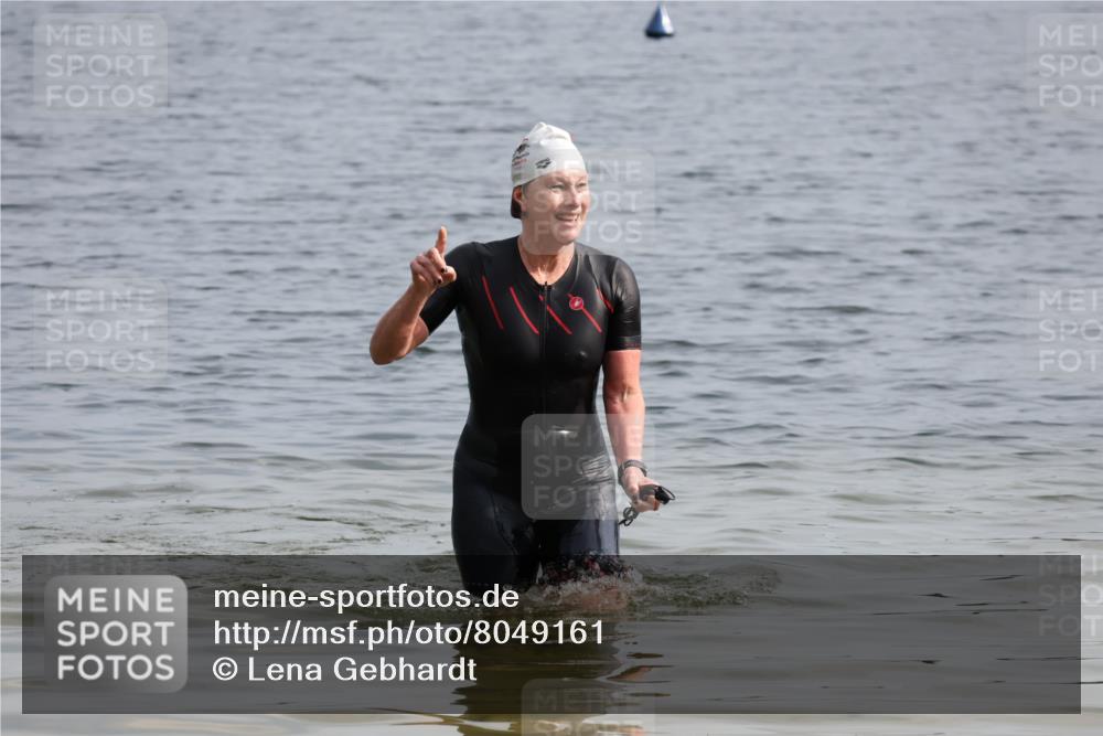 15.06.2025 - 27. Vierlanden-Triathlon Lena Gebhardt http://msf.ph/oto/8049161 15.06.2025 09:22:59 Schwimmen  meine-sportfotos.de