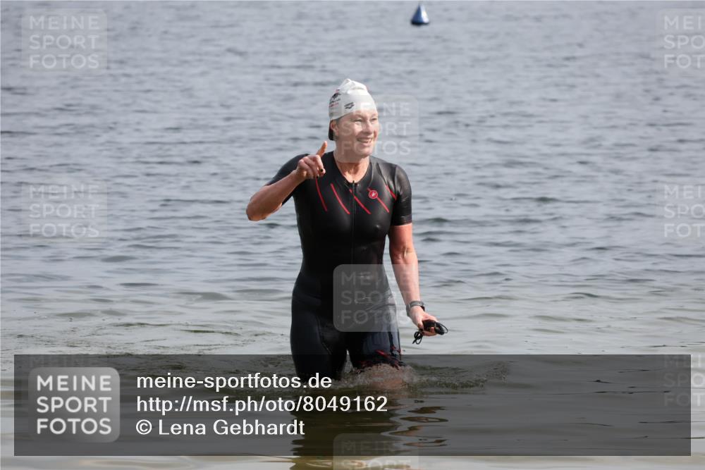 15.06.2025 - 27. Vierlanden-Triathlon Lena Gebhardt http://msf.ph/oto/8049162 15.06.2025 09:22:59 Schwimmen  meine-sportfotos.de