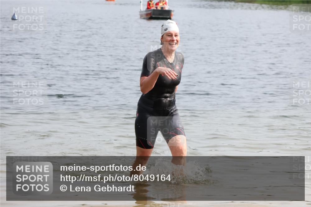 15.06.2025 - 27. Vierlanden-Triathlon Lena Gebhardt http://msf.ph/oto/8049164 15.06.2025 09:23:03 Schwimmen 252 meine-sportfotos.de