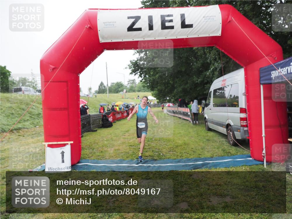 21.06.2025 - 27. Vierlanden-Triathlon MichiJ http://msf.ph/oto/8049167 15.06.2026 14:23:39 Ziel 1308 meine-sportfotos.de