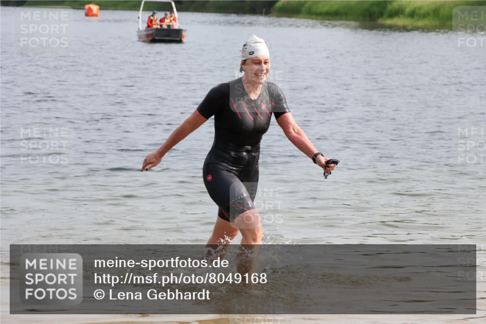 15.06.2025 - 27. Vierlanden-Triathlon Lena Gebhardt http://msf.ph/oto/8049168 15.06.2025 09:23:04 Schwimmen 252 meine-sportfotos.de