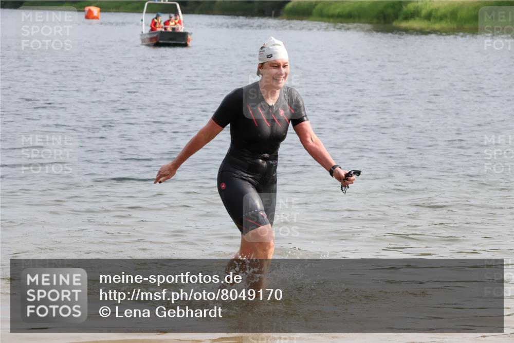 15.06.2025 - 27. Vierlanden-Triathlon Lena Gebhardt http://msf.ph/oto/8049170 15.06.2025 09:23:04 Schwimmen 252 meine-sportfotos.de
