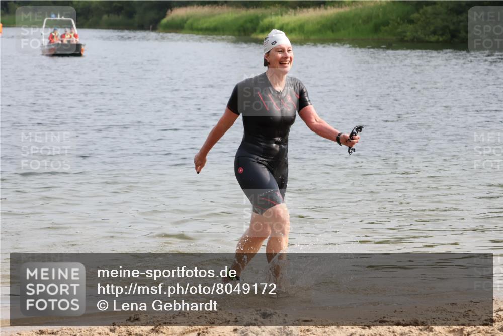 15.06.2025 - 27. Vierlanden-Triathlon Lena Gebhardt http://msf.ph/oto/8049172 15.06.2025 09:23:05 Schwimmen 252 meine-sportfotos.de