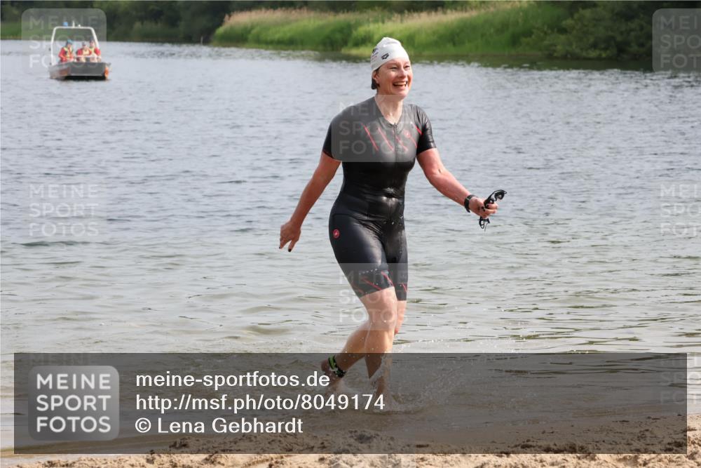 15.06.2025 - 27. Vierlanden-Triathlon Lena Gebhardt http://msf.ph/oto/8049174 15.06.2025 09:23:05 Schwimmen 252 meine-sportfotos.de