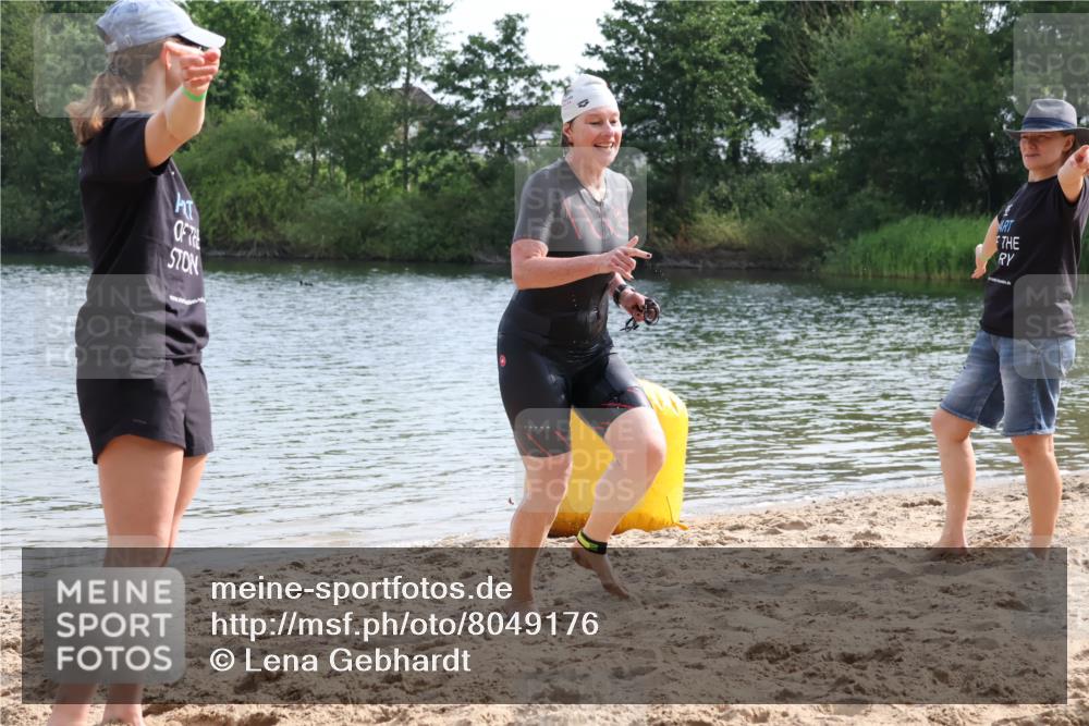 15.06.2025 - 27. Vierlanden-Triathlon Lena Gebhardt http://msf.ph/oto/8049176 15.06.2025 09:23:09 Schwimmen 252 meine-sportfotos.de