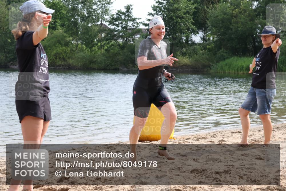 15.06.2025 - 27. Vierlanden-Triathlon Lena Gebhardt http://msf.ph/oto/8049178 15.06.2025 09:23:09 Schwimmen 252 meine-sportfotos.de